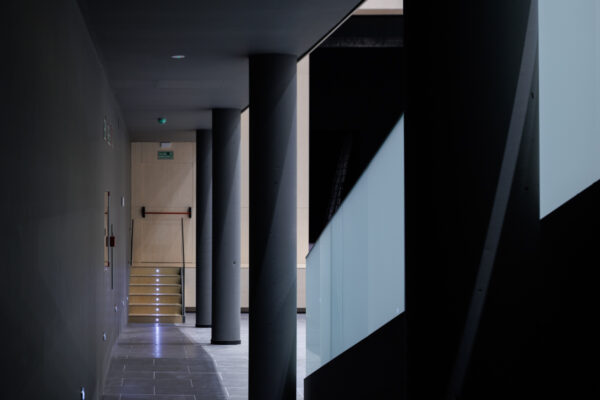Fotografía y arquitectura auditorio pasillo