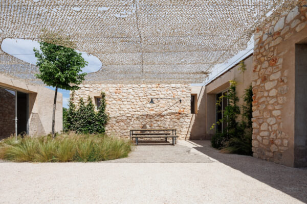 Fotografías Casa de piedra y barro comedor exterior