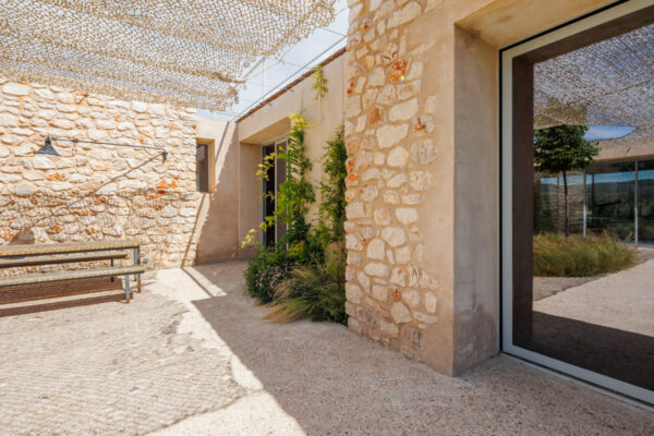 Fotografías Casa de piedra y barro comedor exterior