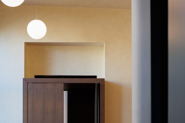 Fotografía de arquitectura. Detalles constructivos e iluminación. Puerta de entrada al Auditorio. Instituto Sagasta
