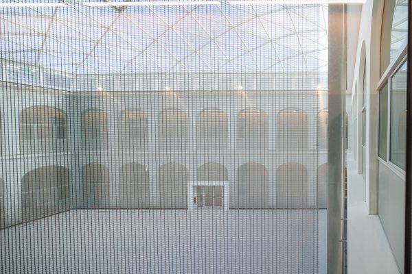 Patio interior Instituto Sagasta. Fotografía detalle malla protectora.