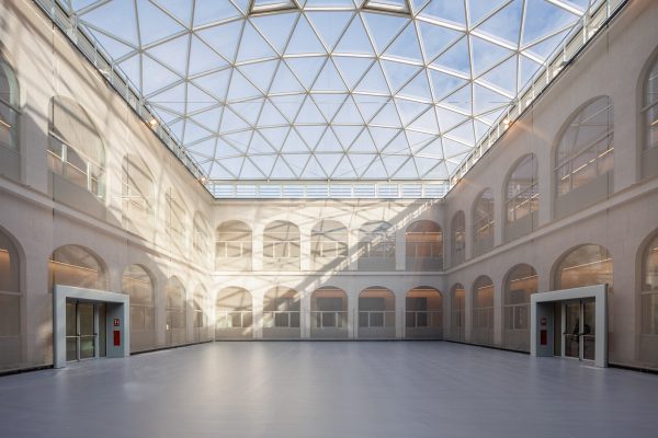 Patio interior Instituto Sagasta. Fotografía de arquitectura