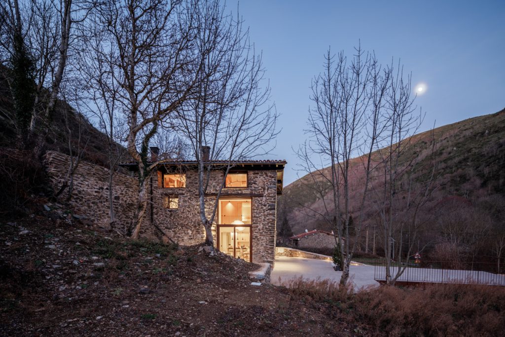 Casa entre el rio árboles y noche